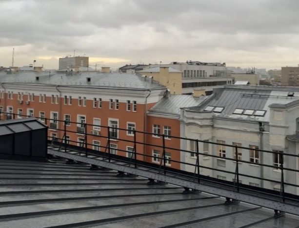 Ограждение кровли на объекте в г. Москва